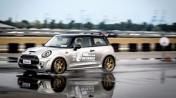 鄧祿普DIREZZA Z II STAR SPEC榮獲2016中國金輪獎年度最佳操控性輪胎